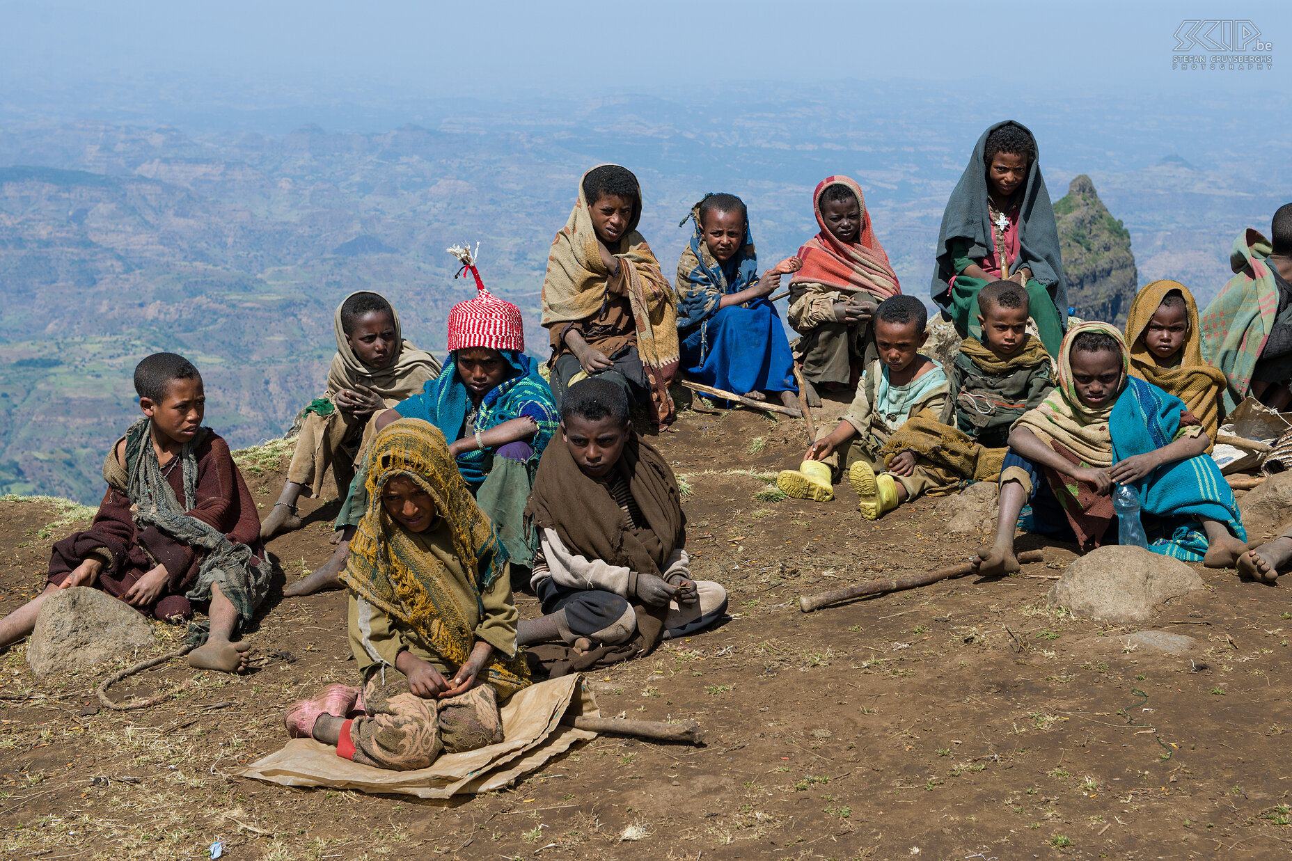 Simien Mountains - Kinderen Tijdens onze tweede dag in het Simiengebergte trokken we van de Sankaber kampplaats naar Geech. Onderweg kwamen we heel wat kinderen tegen. Eigenlijk zouden ze op school moeten zitten maar dat is niet verplicht en velen proberen dan ook, spijtig genoeg, om iets bij te verdienen aan de weinige toeristen die in de bergen voorbij komen. Stefan Cruysberghs